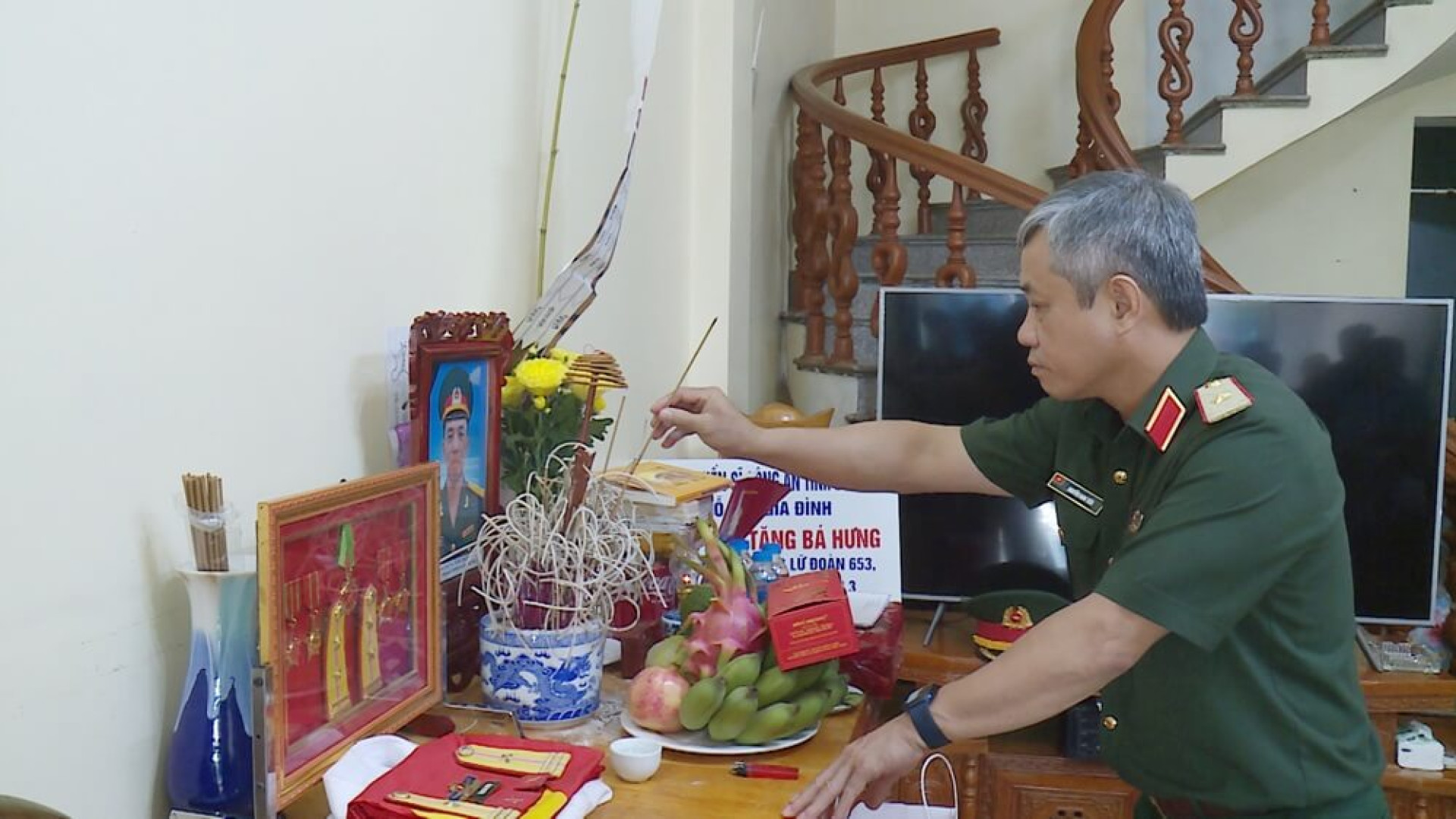 Quân khu thăm, động viên gia đình Trung tá QNCN Tăng Bá Hưng