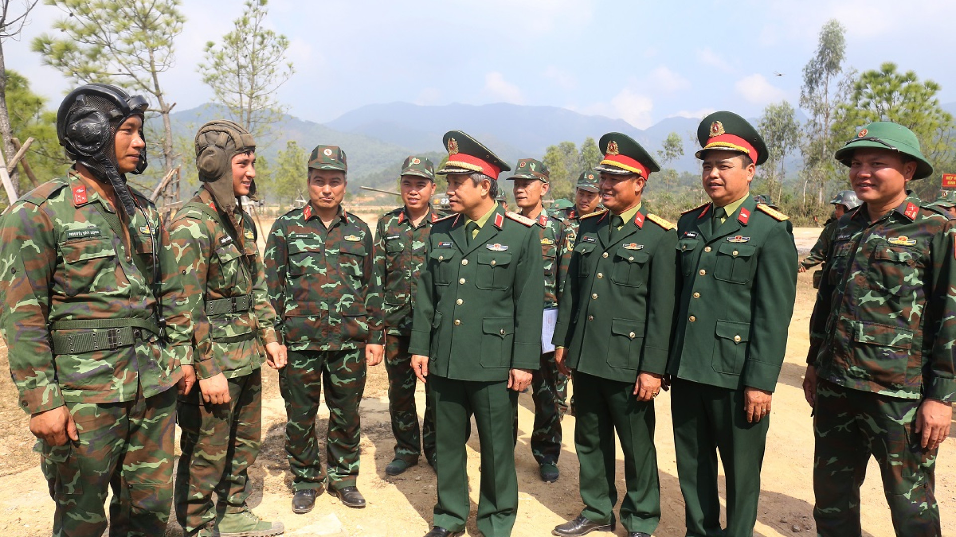 Quân khu động viên, giao nhiệm vụ cho đội tuyển tham gia Chương trình “Quân khu số 1- Thách đấu”