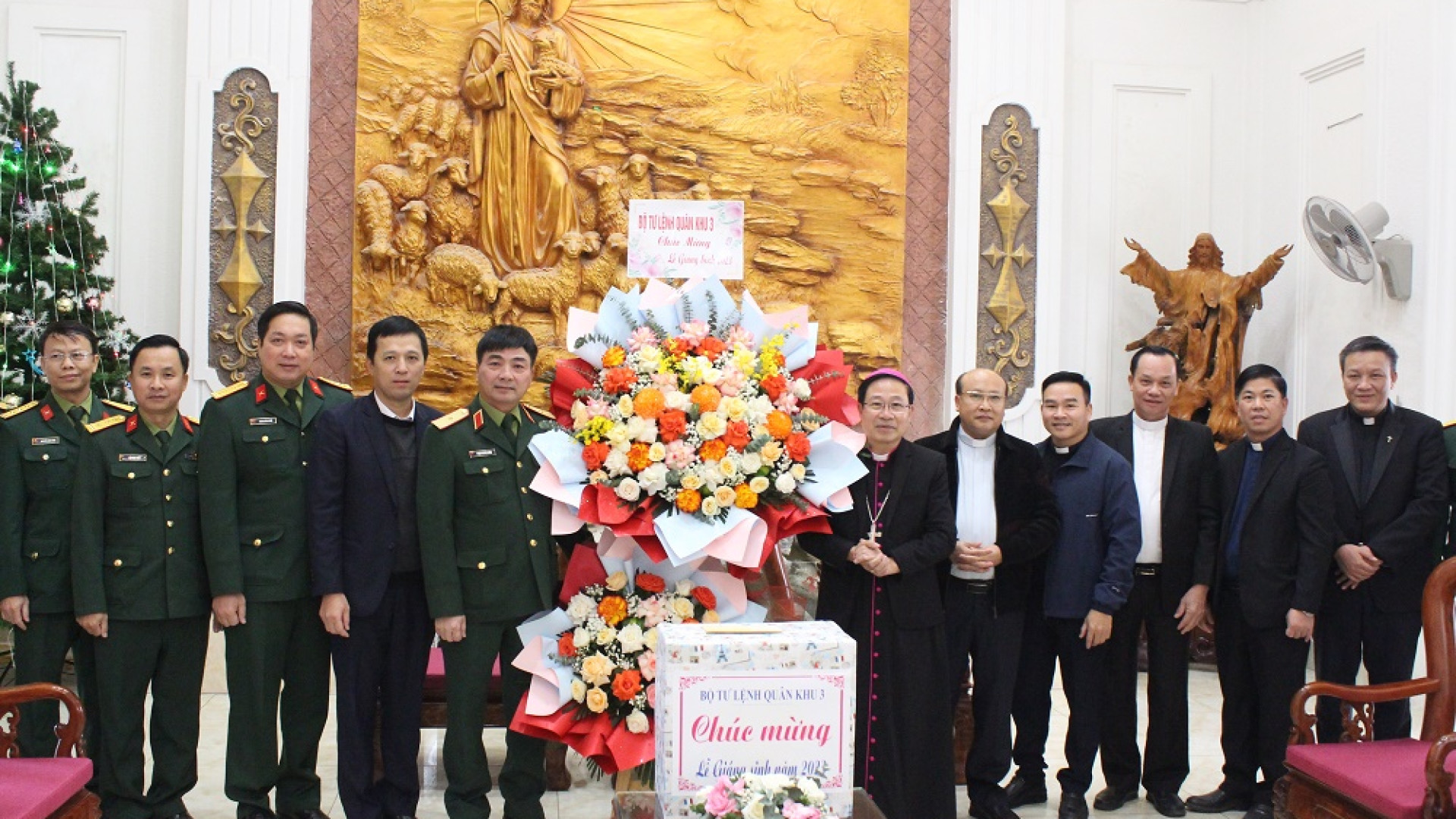 Bộ tư lệnh Quân khu thăm, tặng quà Tòa giám mục Thái Bình và Hải Phòng