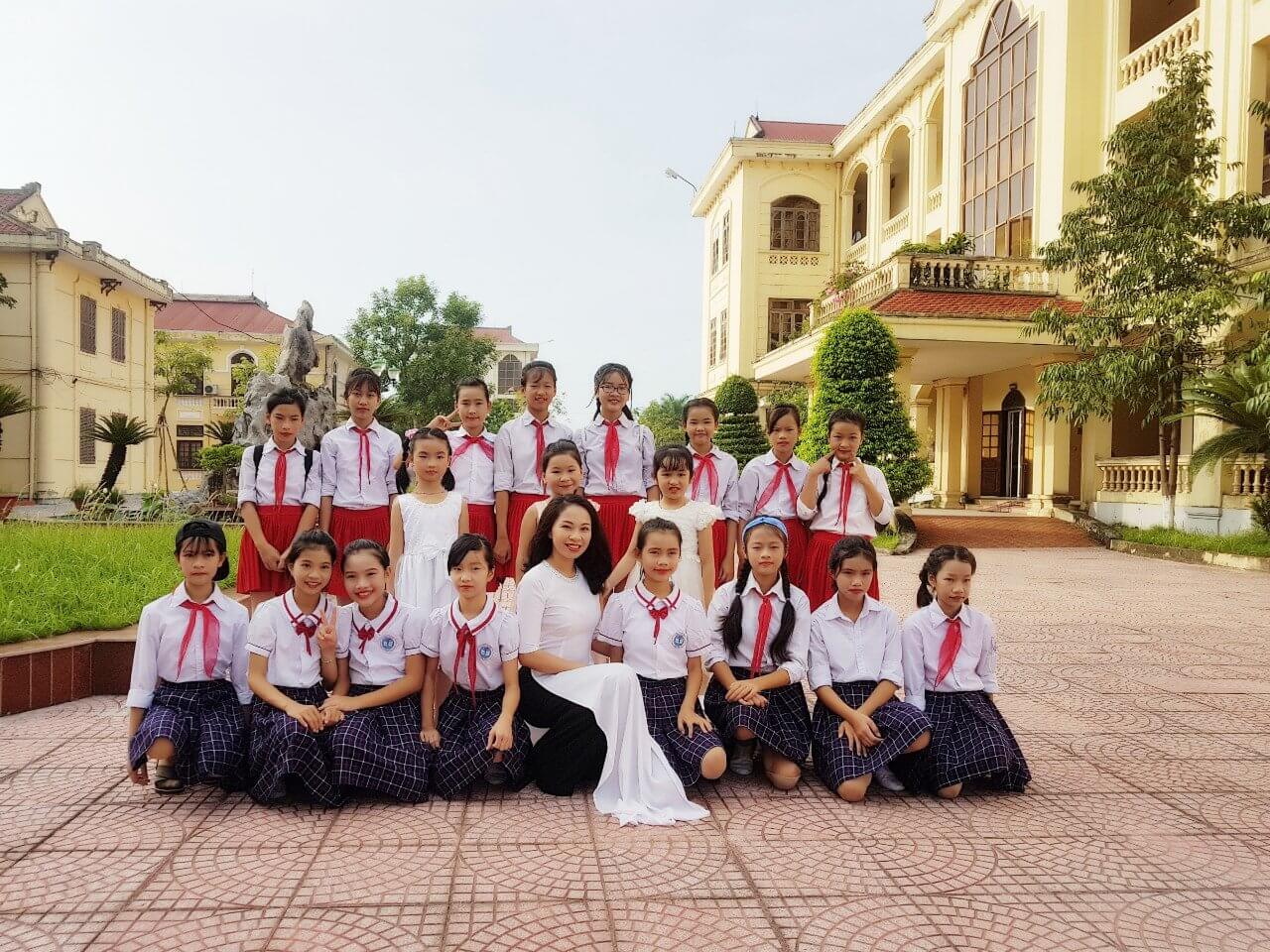 Cô giáo Hồng Nụ chụp ảnh lưu niệm cùng học sinh trường Tiểu học Gia Hòa